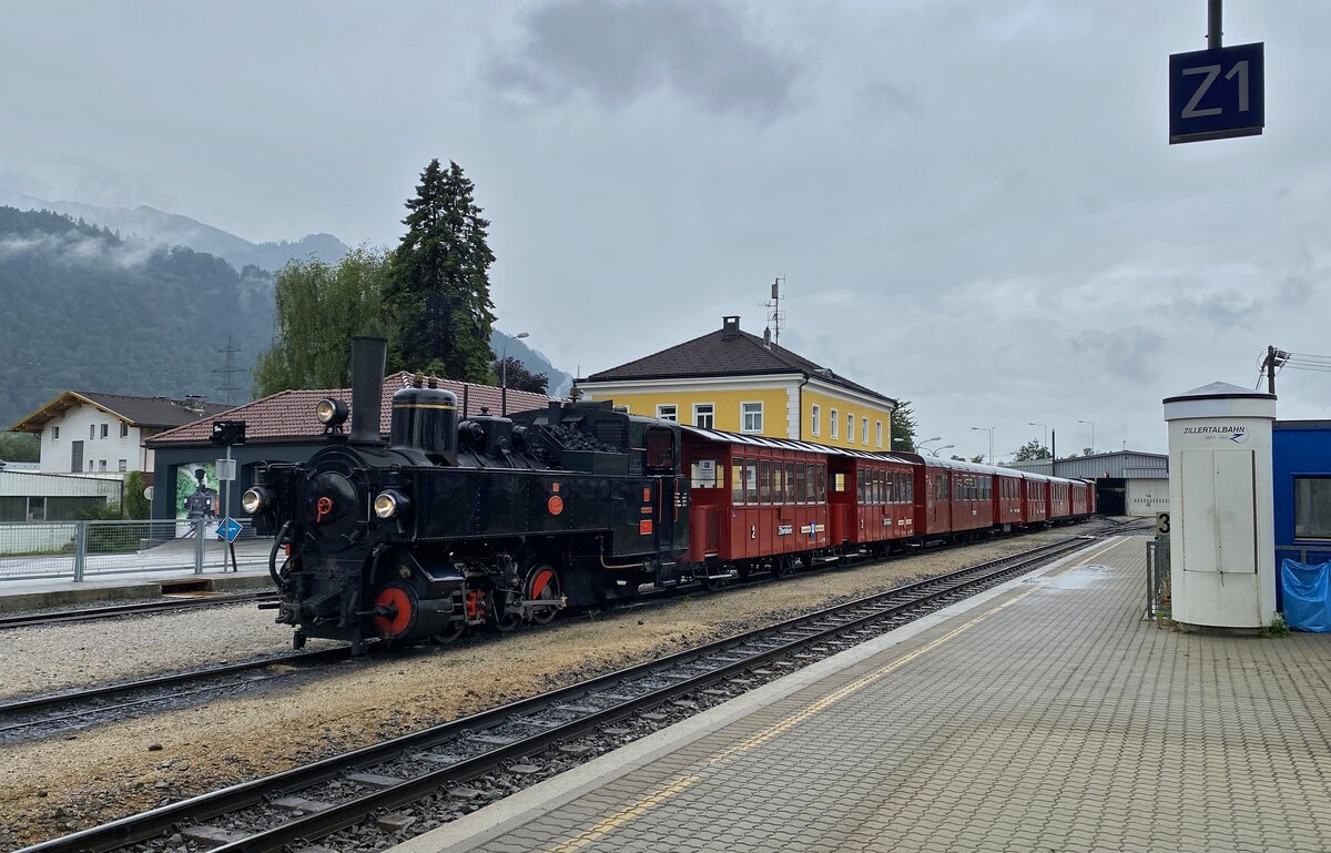 Die 1902 von Krauss&Co. gebaute Zillertalbahn-Dampflok 3  Tirol  wurde am 11.07.2020, einem trüben Samstag am Beginn eines von Coronaeinschränkungen relativ wenig beeinflussten Sommers, für die Fahrt nach Mayrhofen im Zillertalbahnhof von Jenbach bereitgestellt. Wenig später wurde der Zug von zahlreichen Touristen bestiegen, um am späten Vormittag die Reise durch das Zillertal anzutreten.