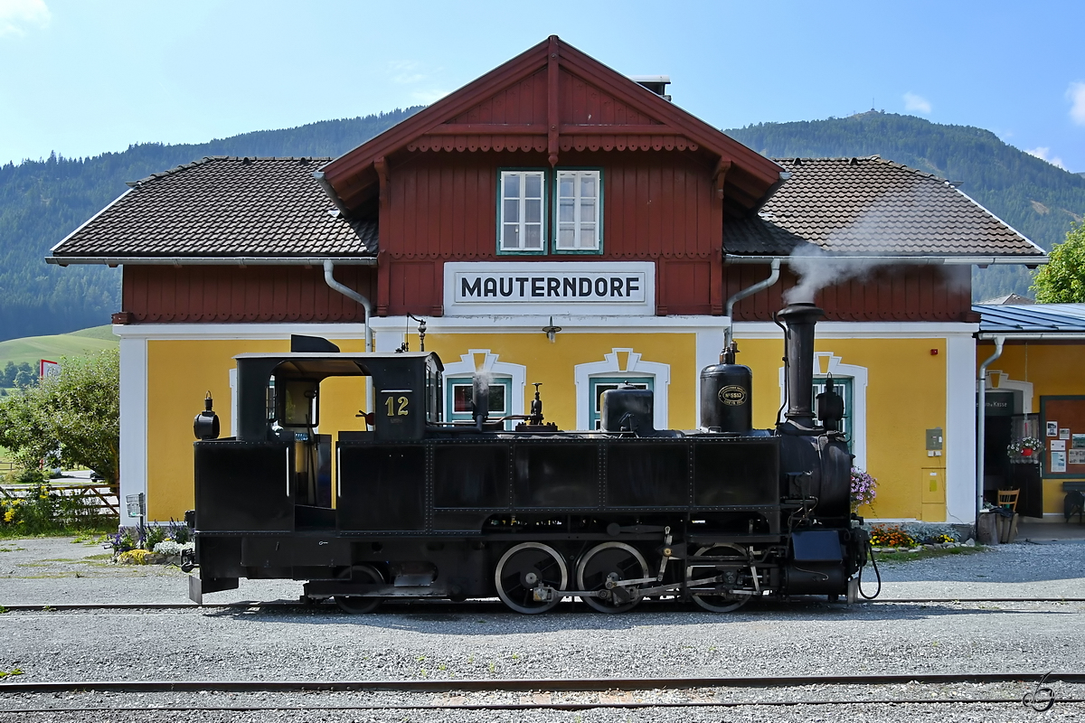 Die 1906 von Krauss in Linz gebaute Dampflokomotive  12  wartet Ende August 2019 am Bahnhof in Mauterndorf auf den nächsten Einsatz.