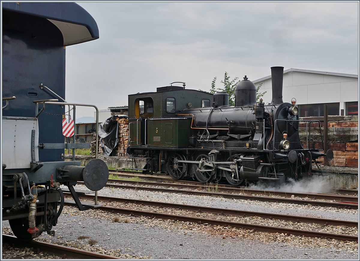 Die 1907 bei der SLM unter der Fabriknummer 1810 für die SBB gebaute E 3/3 8479 ist heute bei der Sursee Triengen Bahn (ST) im Einsatz. Sie trägt nicht nur für jederman ersichtlich die Nummer 5, sondern das  Tigerli  verfügt auch über eine UIC Nummer: 90 85 0008 479-7. 
Das Bild zeigt die Lok bei der Vorbereitung für die Fahrt nach Sursee in Triengen. 
27. August 2017
