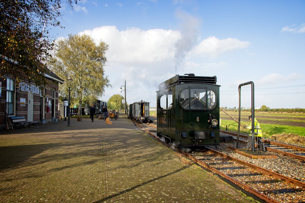 Die 1908 gebaute  Ooievaar , ehemals Haagsche Tramweg-Maatschappij, hat soeben eine Gütertram für eine Schauabfertigung in den Bahnhof Wognum-Nibbixwoud gezogen und wird für die Rückfahrt nach Hoorn vorbereitet (21.10.2021)