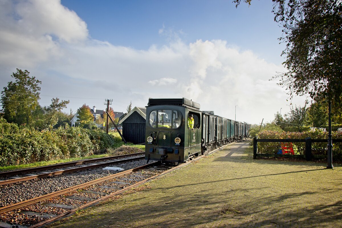 Die 1908 gebaute  Ooievaar , ehemals Haagsche Tramweg-Maatschappij, fährt mit einer Gütertram für eine Schauabfertigung im Rahmen einer Sonderveranstaltung in den Bahnhof Wognum-Nibbixwoud ein (21.10.2021)