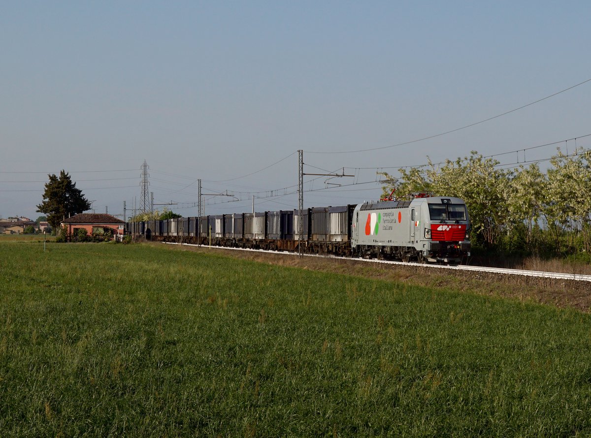 Die 191 009 mit einem Containerzug am 21.04.2017 unterwegs bei Villafranca di Verona.