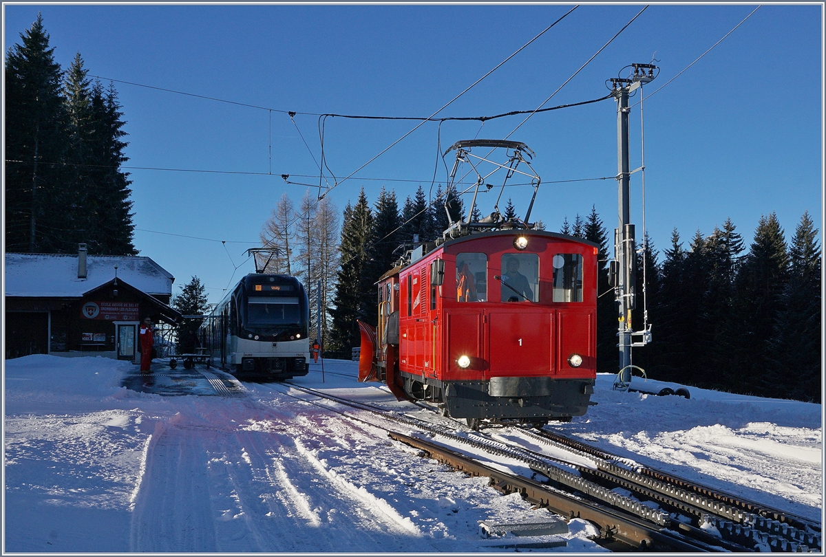 Die 1911 von MFO unter der Fabriknummer 2147 gebaute CEV MVR HGe 2/2 N° 1 verlässt nach getaner Arbeit mit ihrer Schneeschleuder (Xrot 91) die Gipfelstation Les Pléiades.
10. Jan. 2019