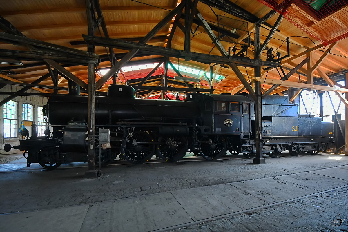 Die 1912 gebaute Dampflokomotive 1135 ist eine von rund 50  geheimen Dampflokomotiven  der Schweden aus den Zeiten des kalten Krieges. Diese Reserve von eigentlich nicht mehr zeitgemäßen Dampfrössern hielt man für notwendig, weil im Kriegsfall eine Atombombenexplosion mit dem damit möglicherweise verbundenen  Nuklearen Elektromagnetischen Impuls  moderne Diesellokomotiven außer Betrieb gesetzt hätte.