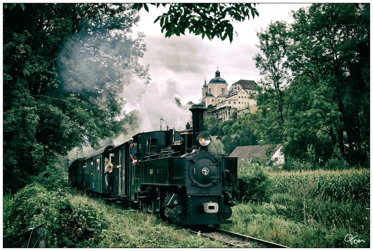 Die 1914 gebaute Lok Nr 6  Klaus  (ex ÖBB 298.106) auf der Fahrt von Steyr nach Grünburg, fotografiert nahe der Wallfahrtskirche  Zum Christkindl unterm Himmel .
24.8.2012
