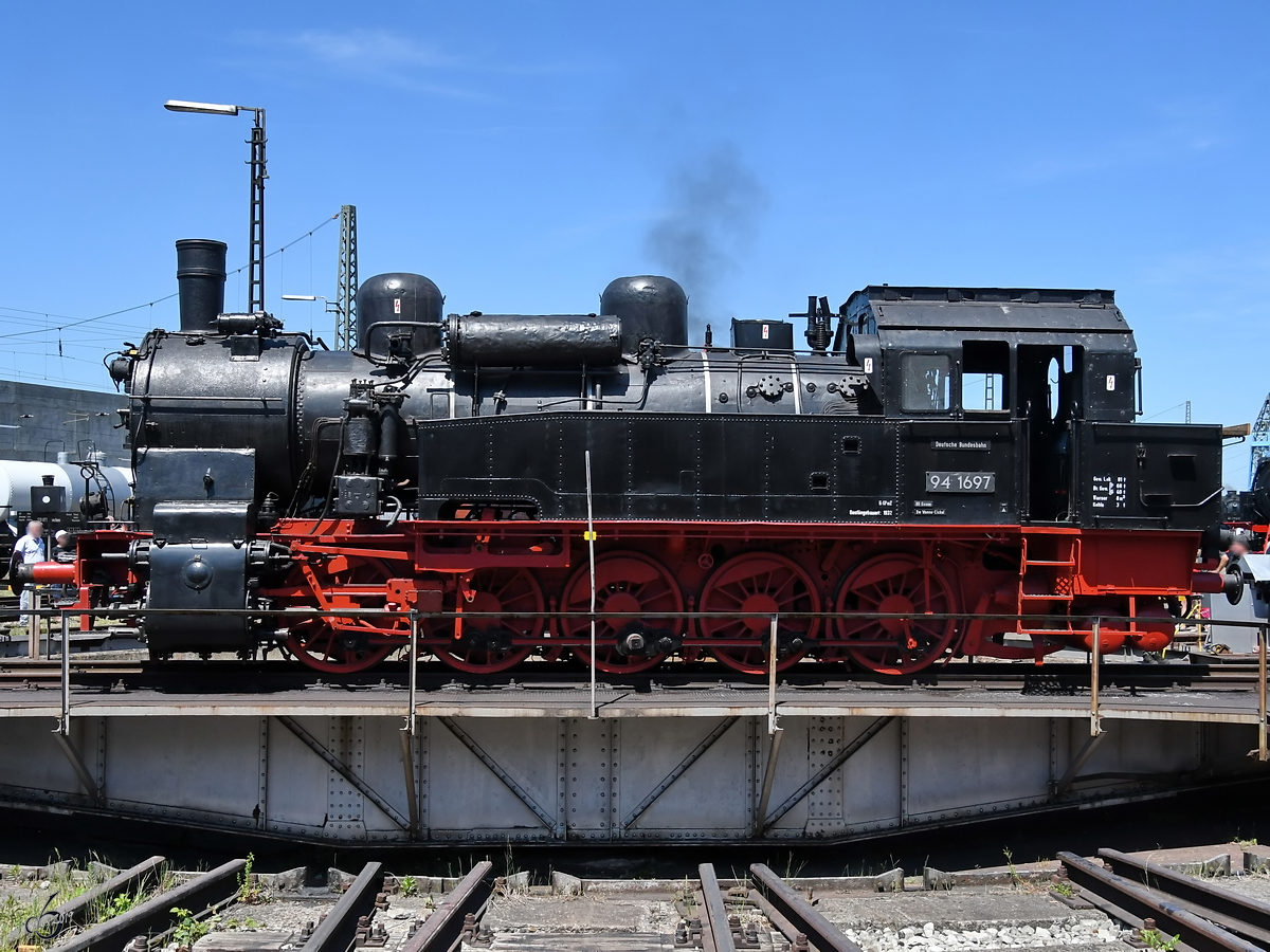 Die 1918 gebaute Dampflokomotive 94 1697 wurde Anfang Juni 2019 auf der Drehscheibe des Bayerischen Eisenbahnmuseums Nördlingen präsentiert.