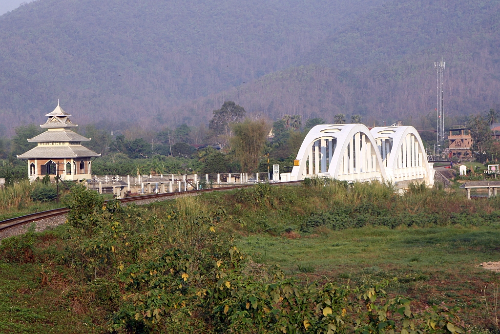 Die 1919 fertiggestellte 87,3m lange Tha Chomphu Bridge über den Mae Nam Tha, von den Einheimischen Saphan Khao (=Weiße Brücke) genannt, gilt als eines der Wahrzeichen der Provinz Lamphun. Bild vom 23.März 2023.