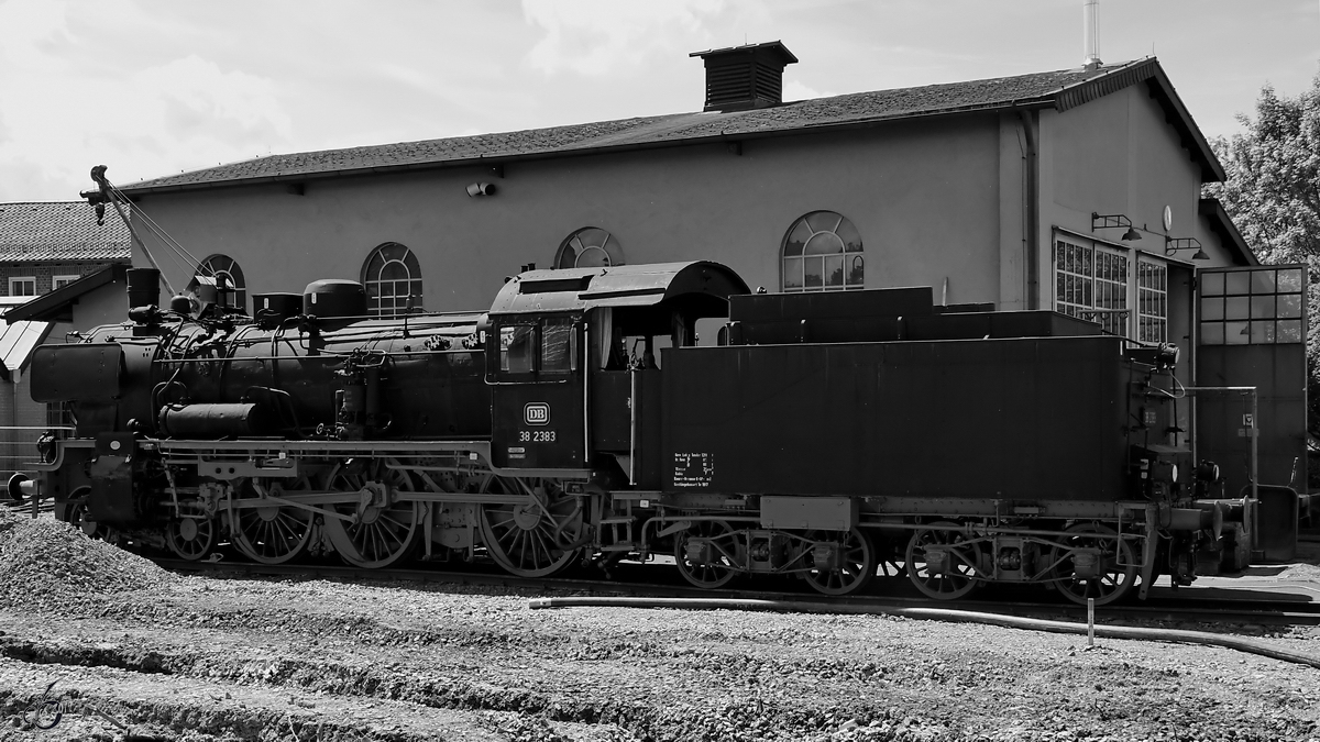 Die 1919 gebaute Dampflokomotive 38 2383 ist auf dem Freigelände im Deutschen Dampflokomotiv-Museum Neuenmarkt-Wirsberg abgestellt. (Juni 2019)