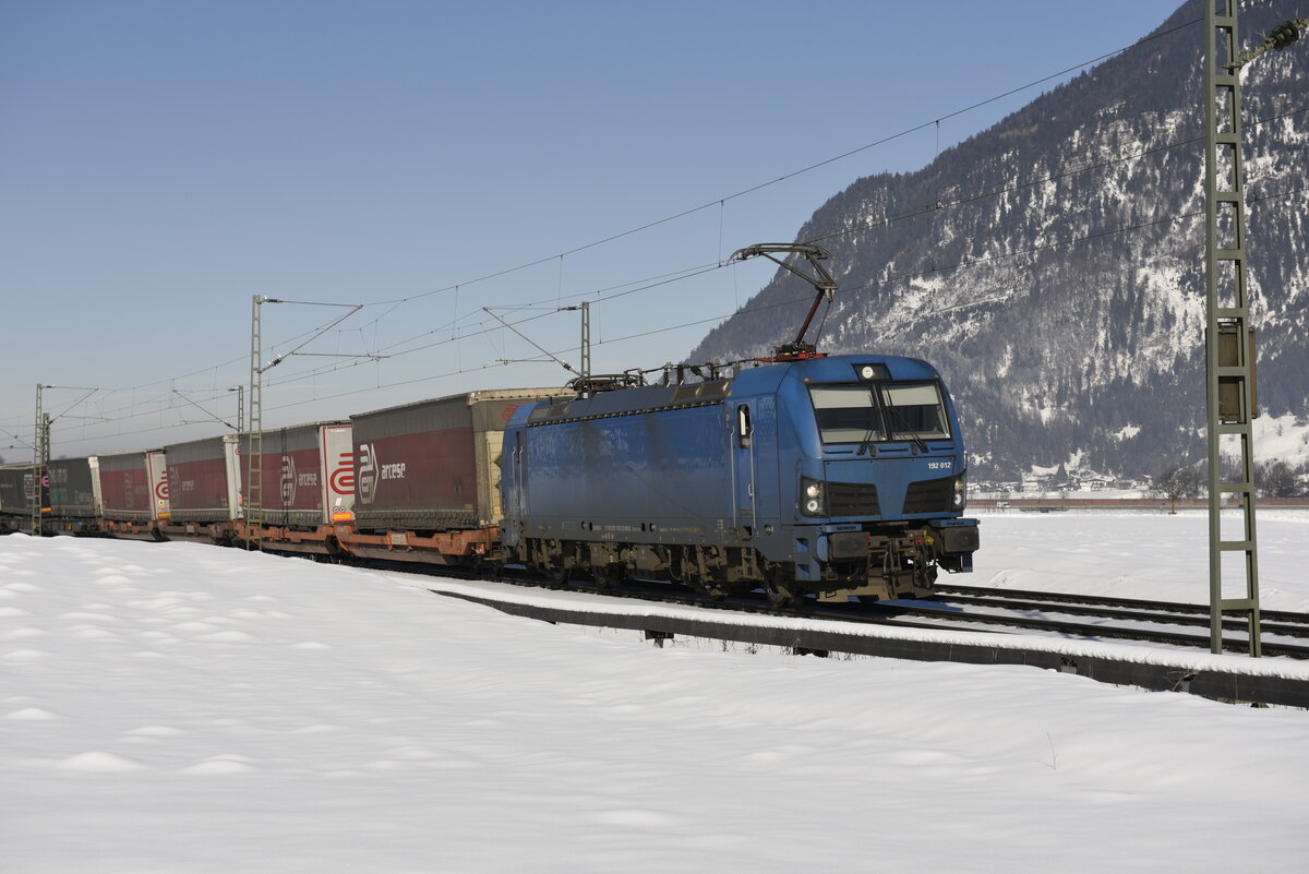 Die 192 012 von TX Logistik AG, Troisdorf, auf der Inntalstrecke bei Oberaudorf am 26.01.22