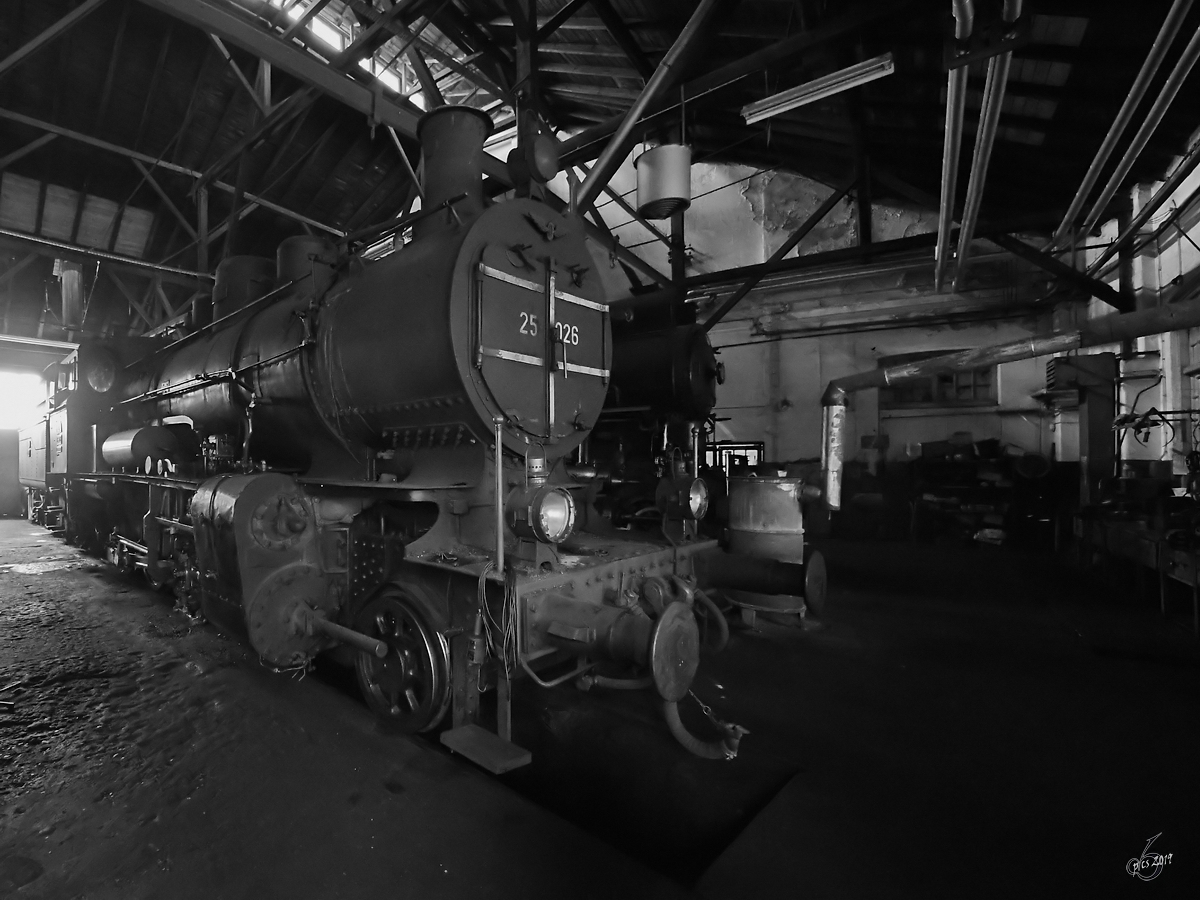 Die 1920 gebaute Dampflokomotive 25-026 ist im betriebsfähigen Zustand. (Eisenbahnmuseum Ljubljana, August 2019)
