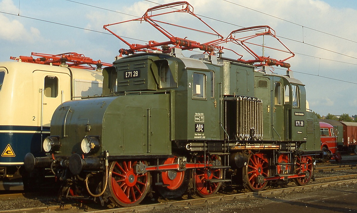 Die 1922 in Dienst gestellte E 71 28 war die letzte in Betrieb stehende