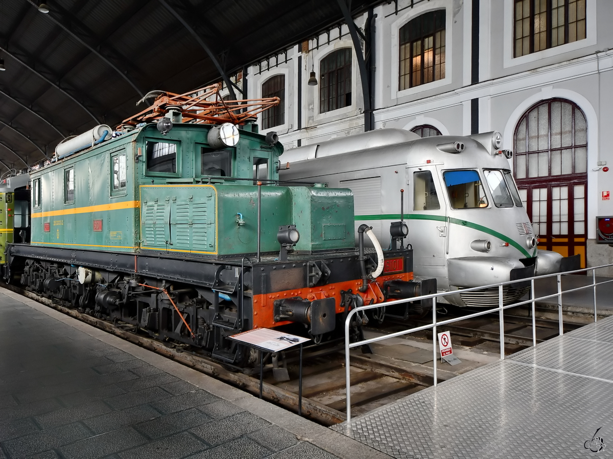 Die 1924 gebaute Elektrolokomotive 6101 (261-001-2) hat im Eisenbahnmuseum einen Platz direkt neben dem Dieseltriebwagen 9522 (595-022-5) gefunden. (November 2022)
