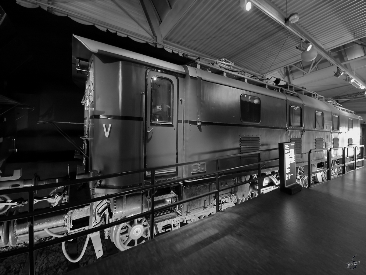 Die 1925 gebaute elektrische Schnellzuglokomotive E 52 (215 34) stand Mitte Mai 2017 im Verkehrsmuseum Nürnberg.