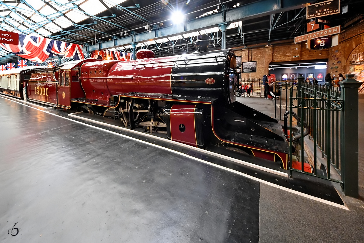 Die 1926 gebaute Dampflokomotive No. 13000  Crab  der London Midland & Scottish Railway in der Stationhall des National Railway Museums in York. (Mai 2019)