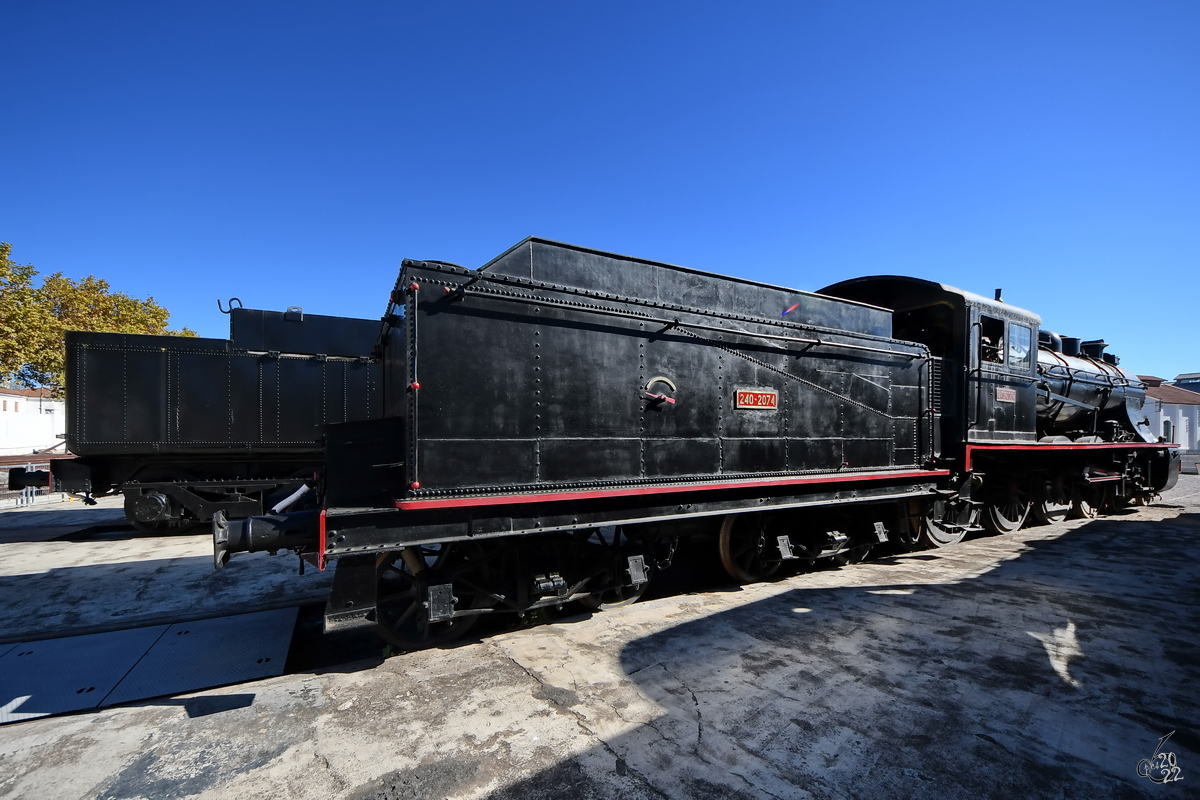 Die 1927 bei Tubize in Belgien gebaute Dampflokomotive (Ferrocarril Central de Aragón) 74  Mastodonte  (240-2074) ist Teil der Ausstellung im Eisenbahnmuseum von Katalonien. (Vilanova i la Geltrú, November 2022)