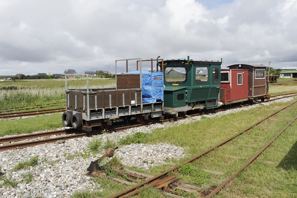 Die 1928 in Betrieb genommene Halligbahn von Dagebüll nach Oland und Langeneß dient dem Küstenschutz und wird vom Landesamt für Küstenschutz, Nationalpark und Meeresschutz betrieben. Die Halligbewohner dürfen die rund 9 km lange Strecke (Spurweite 900 mm) unter strengen Auflagen mit eigenen Loren für Besorgungen auf dem Festland benutzen. Neben offenen Loren sind auch auch solche mit kreativen Aufbauten zu finden, die besser gegen Wind und Regen schützen (Dagebüll 05.07.2019).