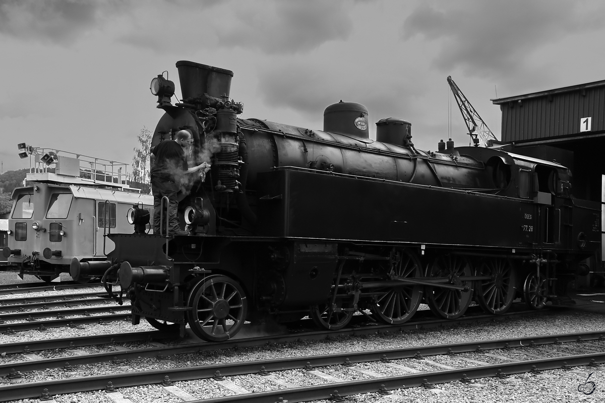 Die 1928 gebaute Dampflokomotive 77.28 wird im Lokpark Ampflwang noch etwas aufpoliert, so dass sie bei der nachmittäglichen Präsentation auf der Drehscheibe auch ordentlich glänz. (August 2020)