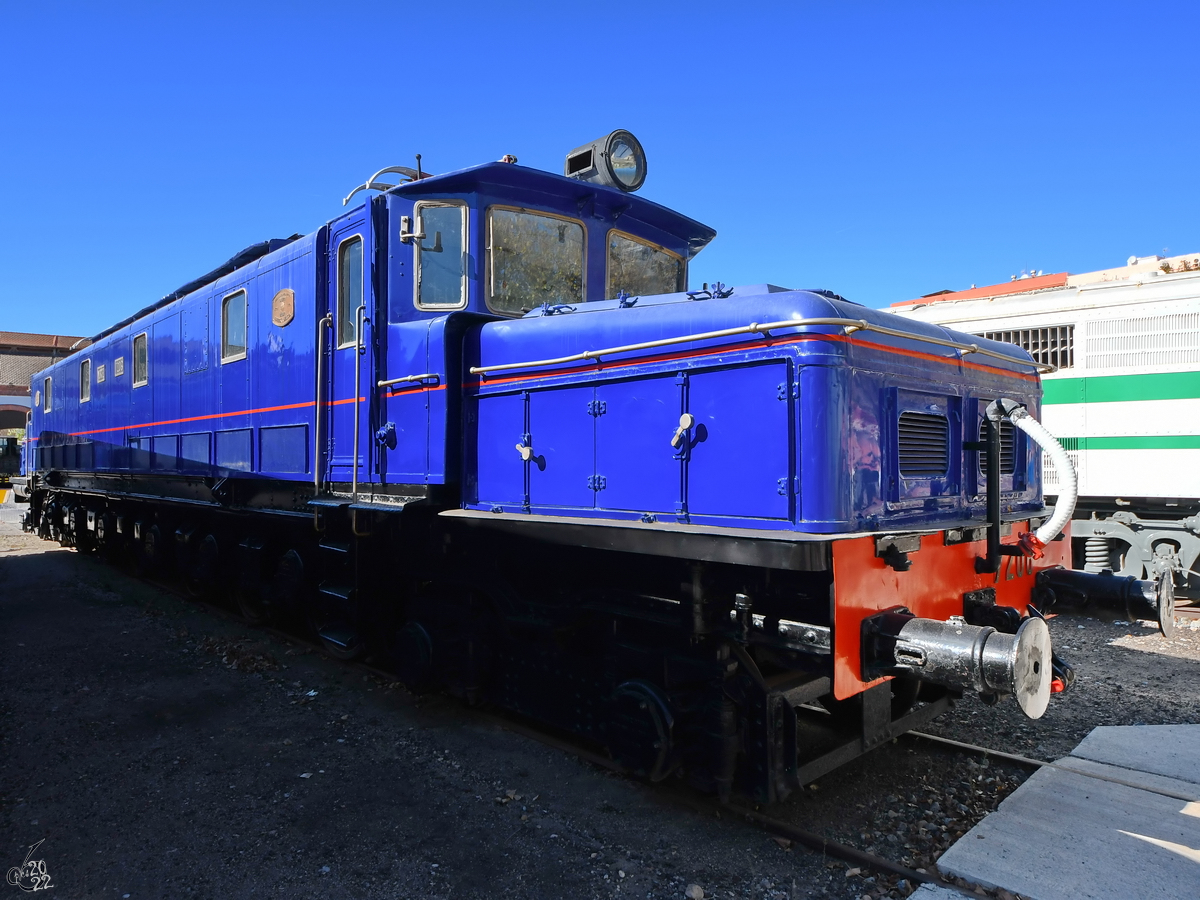 Die 1928 gebaute Elektrolokomotive Renfe 7206  Cocodrilo  (272-006) ist Teil der Ausstellung im Eisenbahnmuseum von Katalonien. (Vilanova i la Geltrú, November 2022)