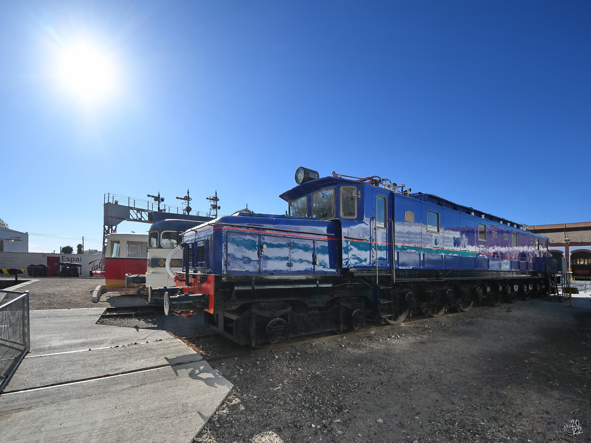 Die 1928 gebaute Elektrolokomotive Renfe 7206  Cocodrilo  (272-006) ist Teil der Ausstellung im Eisenbahnmuseum von Katalonien. (Vilanova i la Geltrú, November 2022)