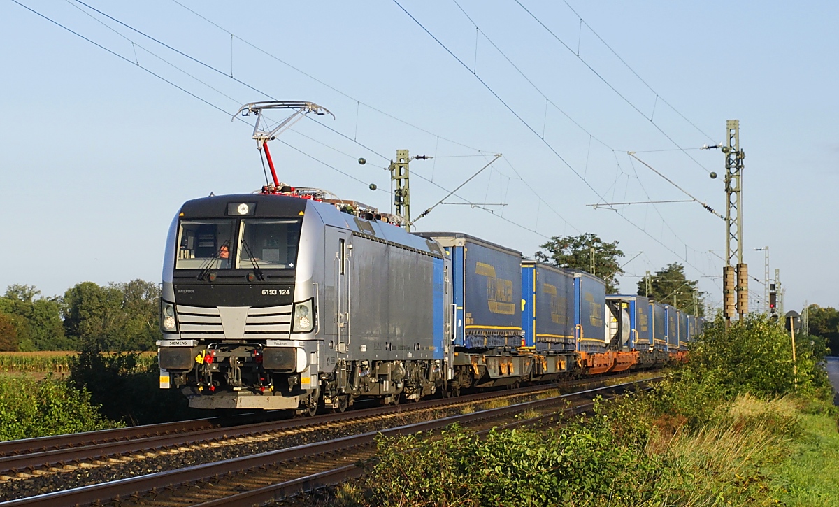 Die 193 124 von Railpool zieht am Morgen des 23.09.2023 einen Containerzug durch Neuss-Elvekum nach Süden