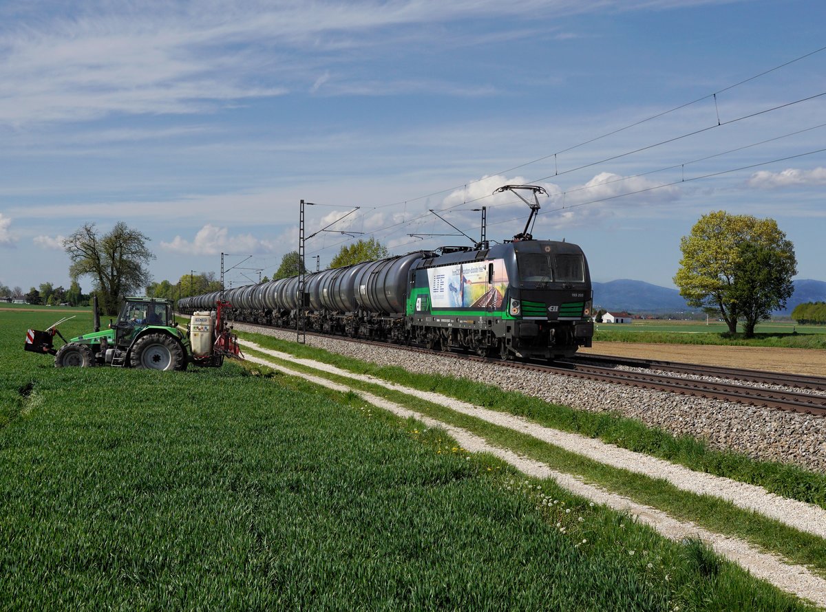 Die 193 203 mit einem Kesselzug am 06.05.2017 unterwegs bei Langenisarhofen.