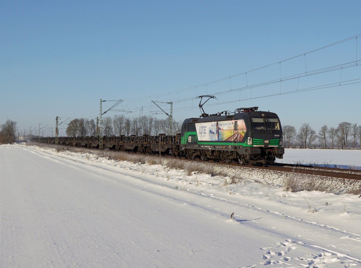 Die 193 203 mit einem Kupferzug am 06.01.2017 unterwegs bei Radldorf.