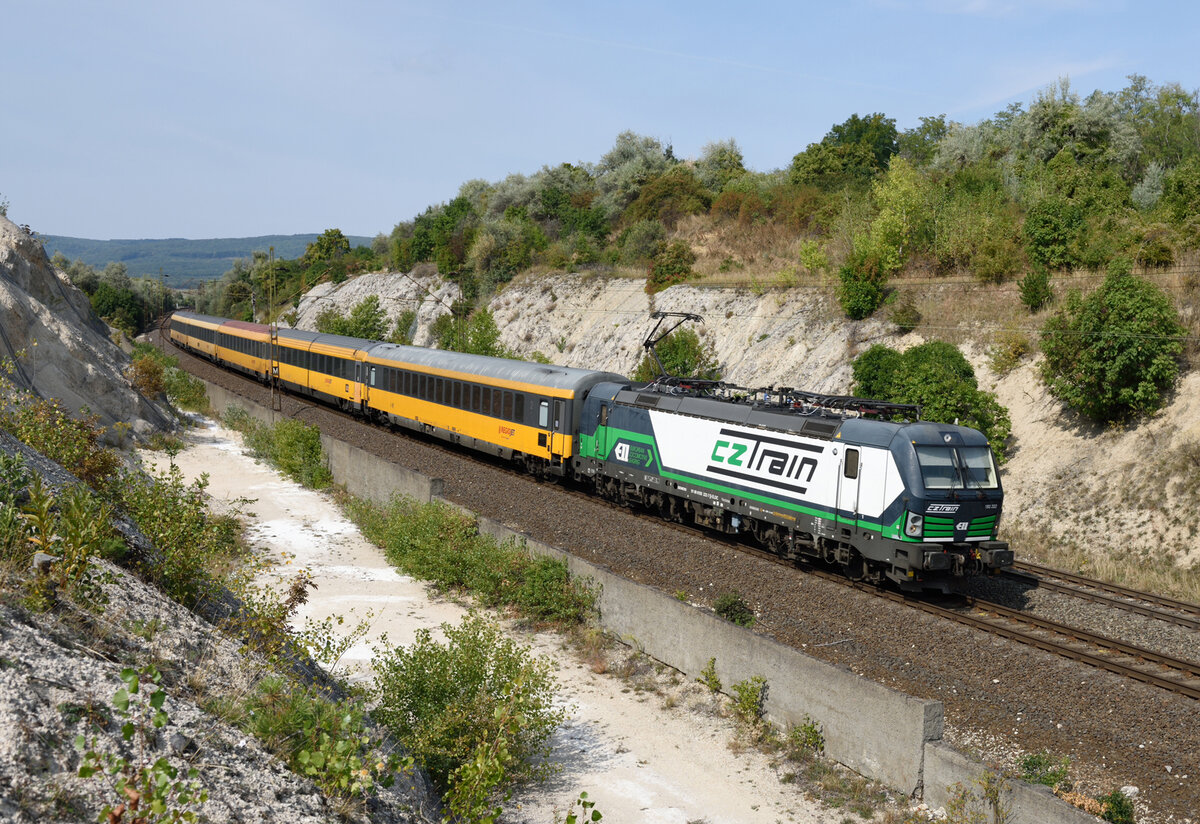 Die 193 222 brachte am 15. September 2021 den Regiojet 1031 von Praha hl.n nach Budapest-Déli, das Bild wurde nahe der Haltestelle Szár gemacht.