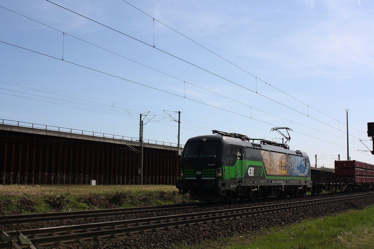 Die 193 232 der ELL mit einem Güterzug durch Porz-Wahn im Gegenlicht in richtung Köln.

Porz-Wahn
07.04.2018