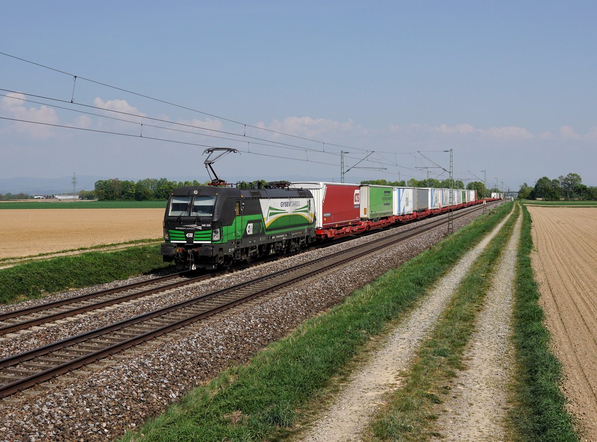 Die 193 235 mit einem KLV-Zug am 22.04.2018 unterwegs bei Radldorf.