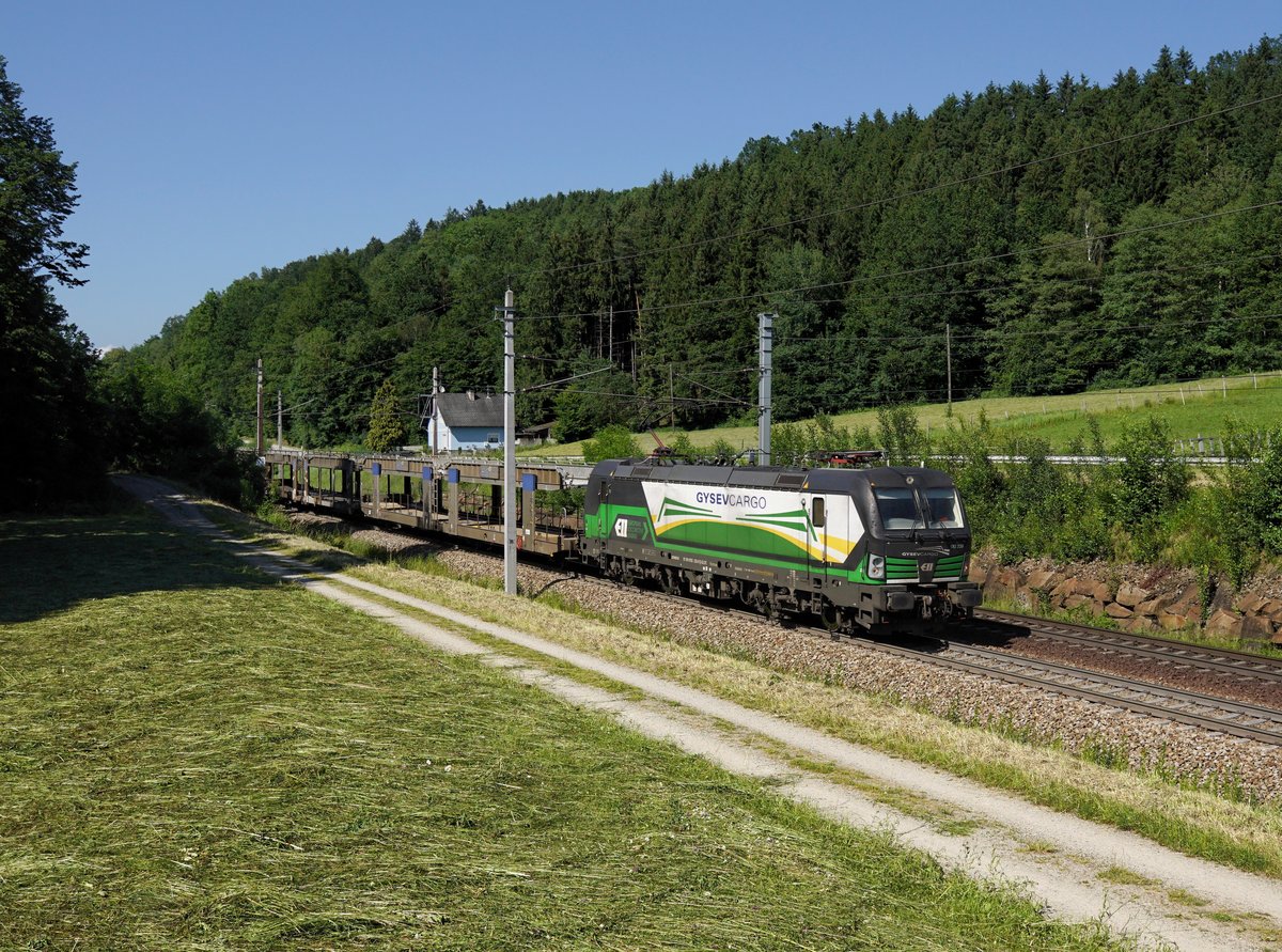 Die 193 235 mit einem leeren Autozug am 07.06.2019 unterwegs bei Wernstein.