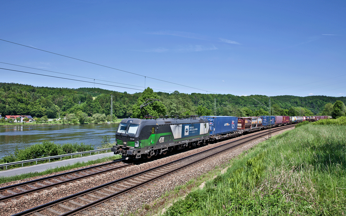 Die 193 236 fährt in Sandbach mit einem KLV Zug vorbei.Bild vom 19.5.2016