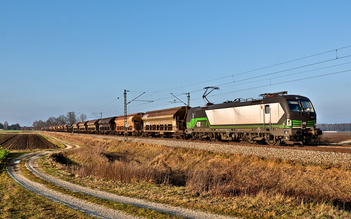 Die 193 241 fährt in Langenisarhofen mit einem Düngerzug vorbei.Bild 7.12.2017