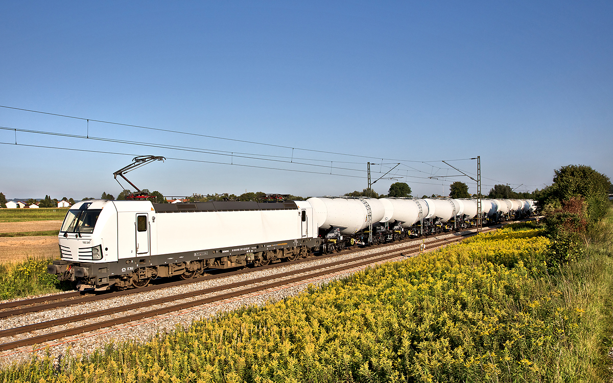 Die 193 247 fährt mit einem Knickkesselwagenzug,beladen mit Kalziumcarbonat,für die UPM Plattling am Abend des 23.8.2017 bei Osterhofen vorbei.