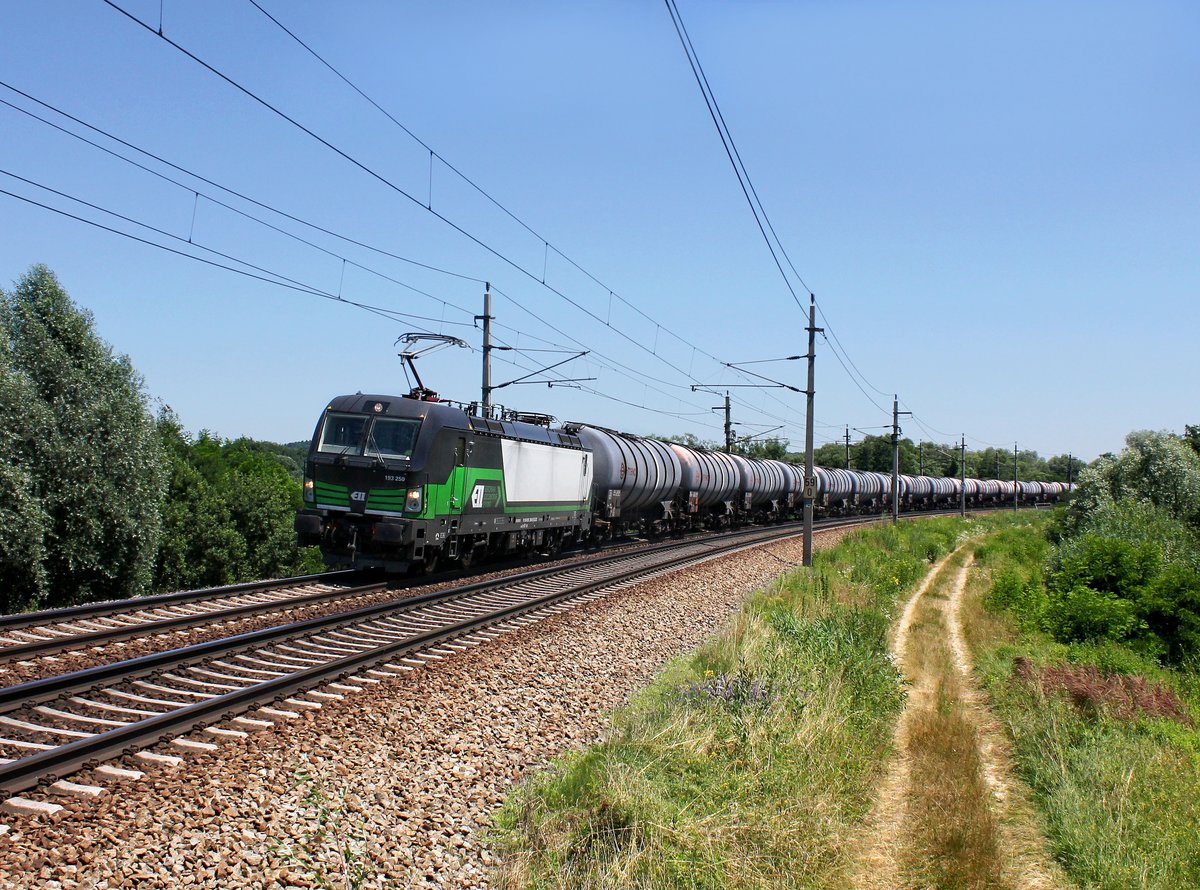 Die 193 250 mit einem Kesselzug am 10.07.2016 unterwegs bei Taufkirchen a. d. Pram.