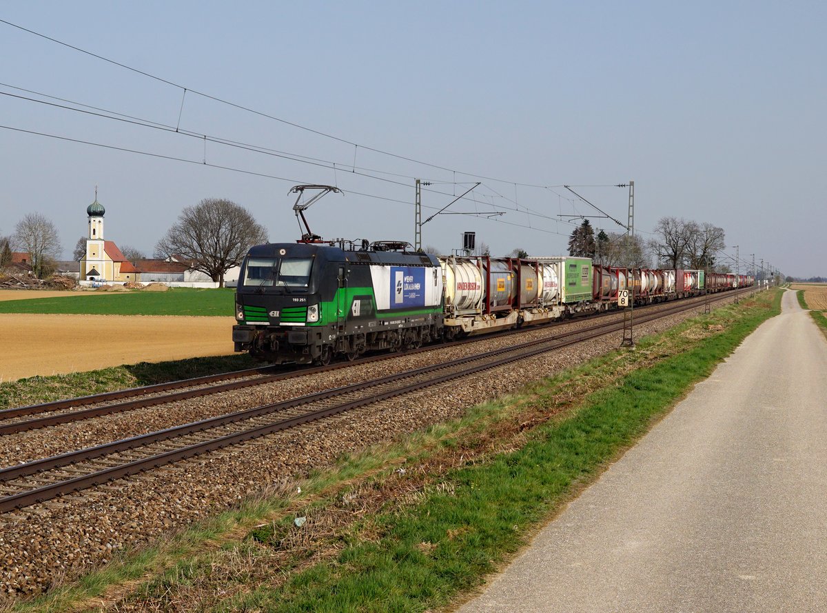 Die 193 251 mit einem KLV-Zug am 01.04.2017 unterwegs bei Amselfing.