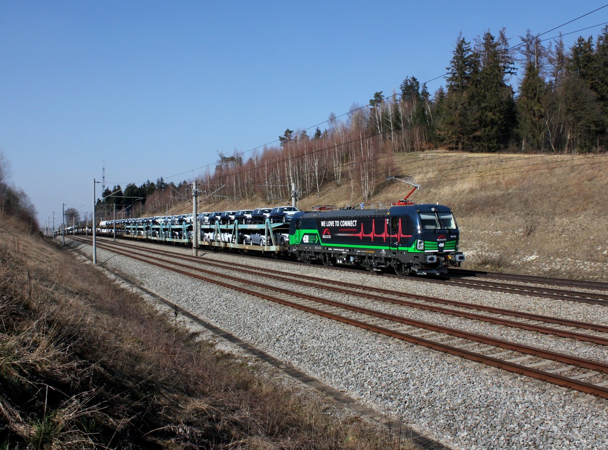 Die 193 252 mit einem Autozug am 18.03.2016 unterwegs bei Unterweilbach.