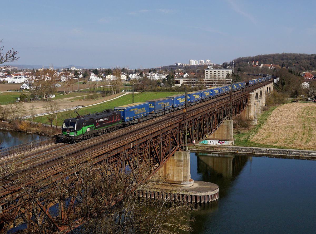 Die 193 265 mit einem KLV-Zug am 29.03.2019 unterwegs bei Regensburg.