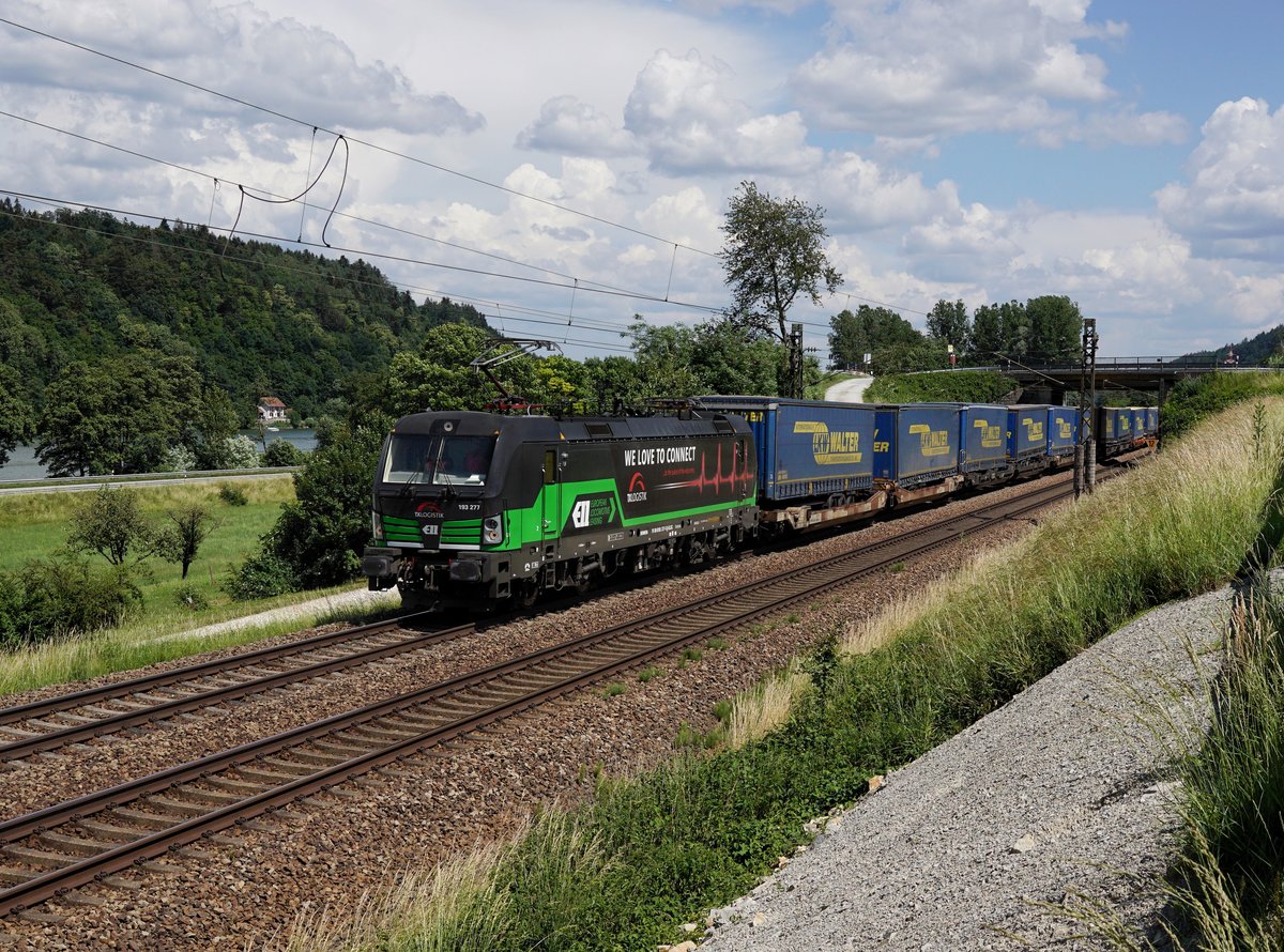 Die 193 277 mit einem KLV-Zug am 03.06.2018 unterwegs bei Seestetten.