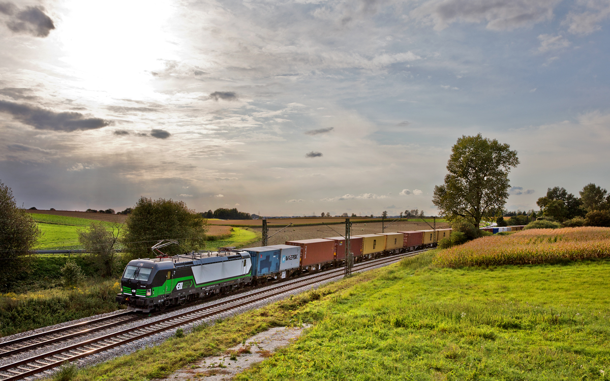 Die 193 284 fährt am Abend des 15.9.2017 in Langenisarhofen mit einem Containerzug vorbei.