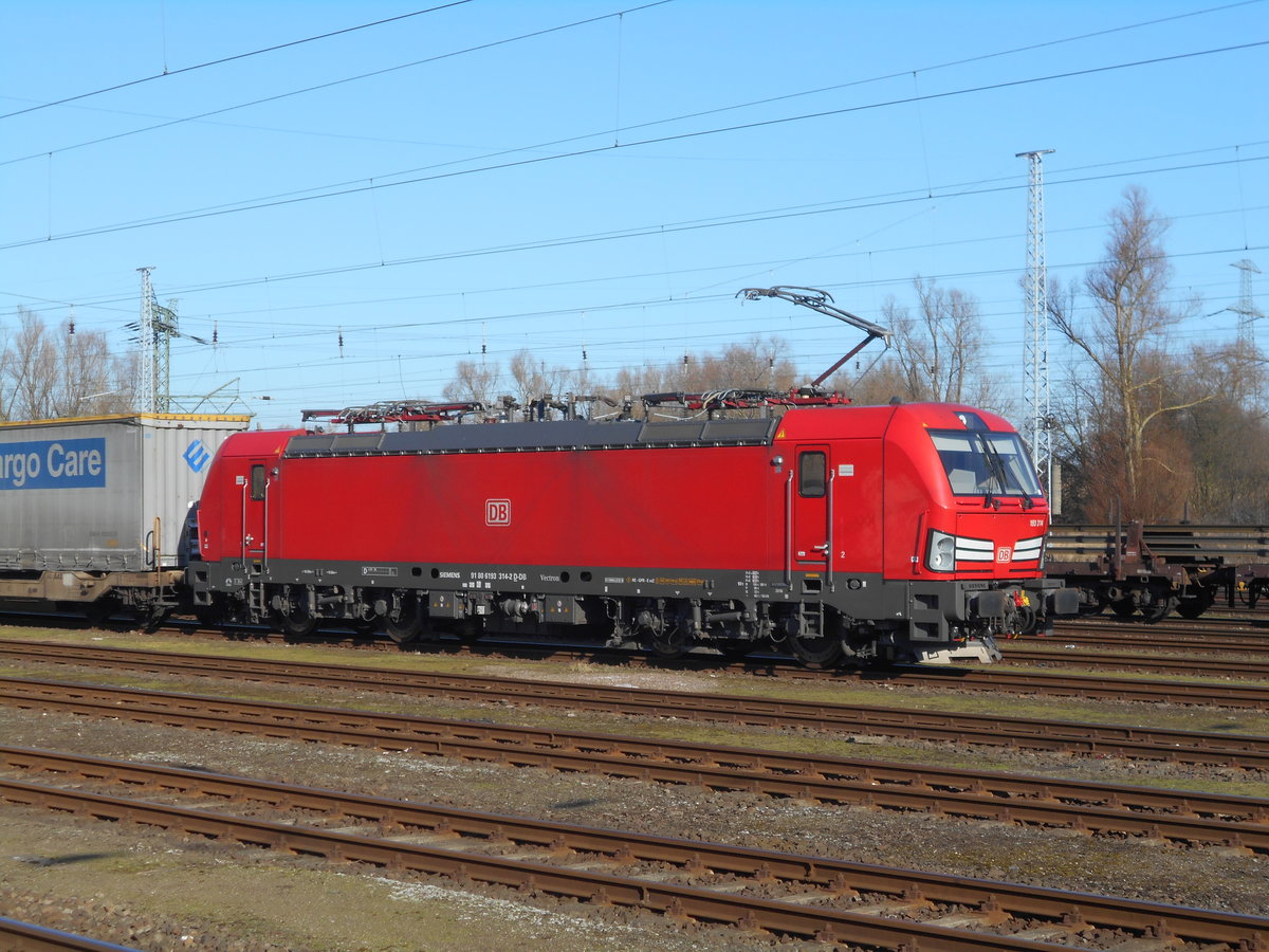 Die 193 314 war,am 24.Februar 2019,für die Bespannung des KLV nach Verona eingeteilt.Im Rostocker Seehafen hatte Sie den Zug übernommen.