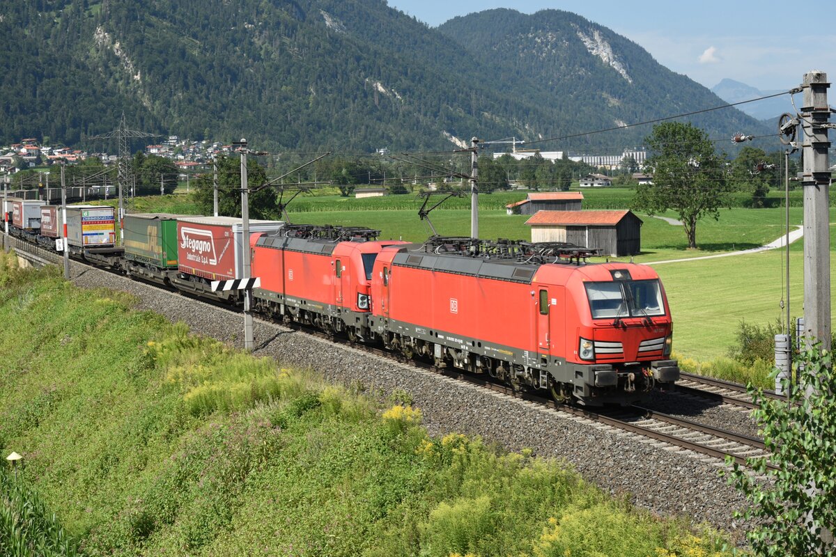 Die 193 327 der DB und eine weitere 193 Vectron auf der Inntalstrecke kurz nach Kufstein, nahe der Ortschaft Langkampfen in Richtung Brenner. Aufgenommen am 28.07.22