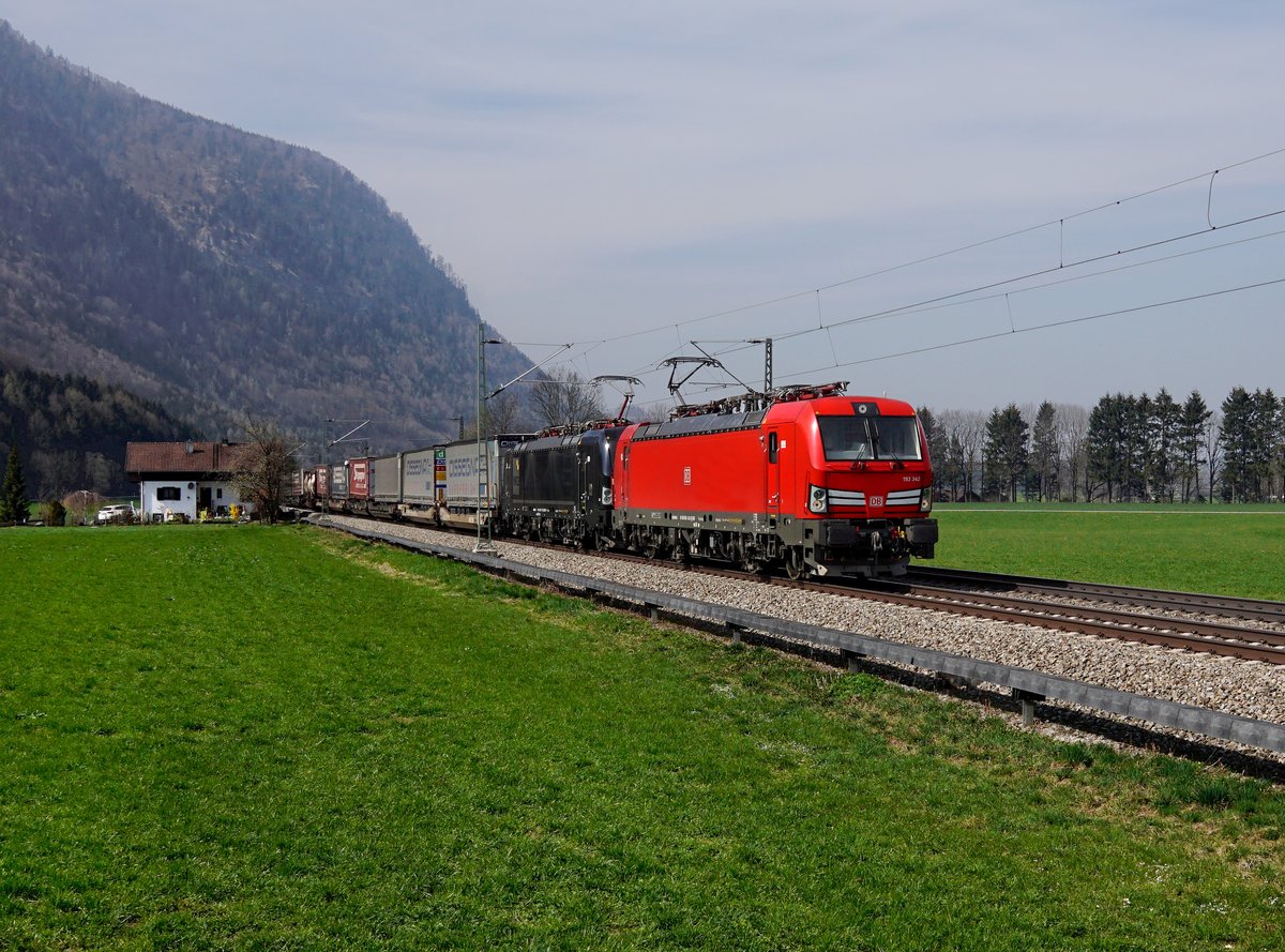 Die 193 342 und die X4E-707 mit einem KLV-Zug am 06.04.2019 unterwegs bei Niederaudorf.