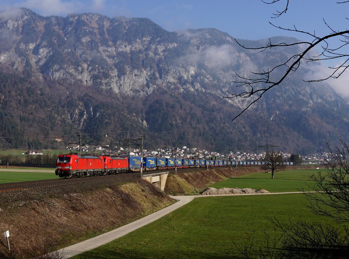 Die 193 345 und die 193 314 mit einem KLV-Zug am 06.04.2019 unterwegs bei Kirchbichl.