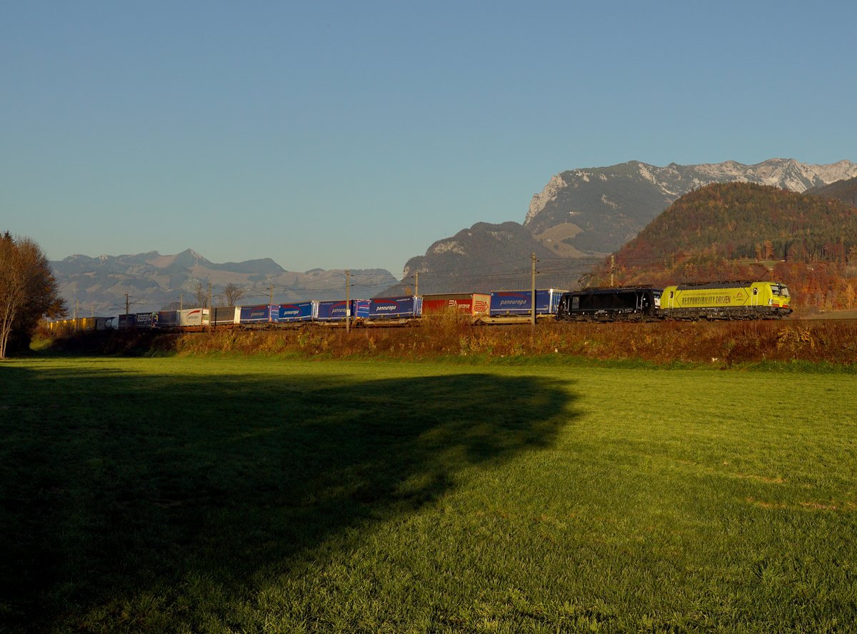 Die 193 553 und die ES 64 F4-095 mit einem KLV-Zug am 10.11.2018 unterwegs bei Kirchbichl.