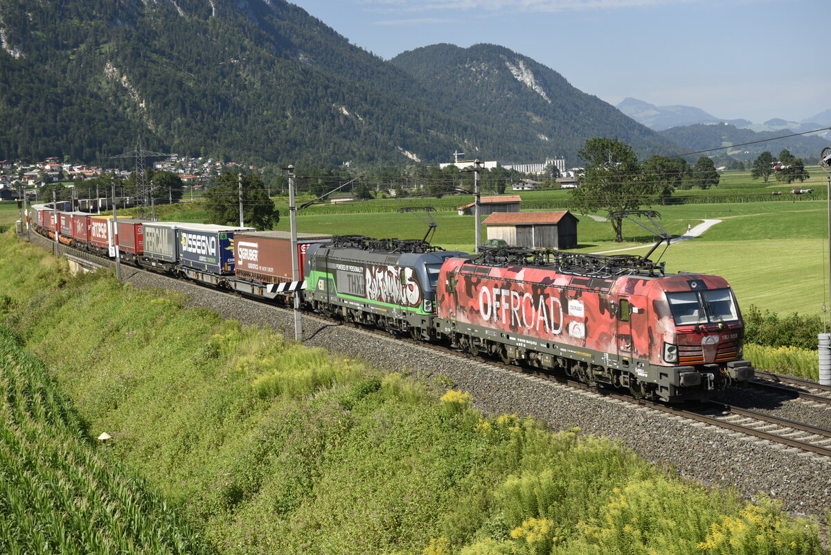 Die 193 555  Offroad  von TXL und eine weitere 193 von ELL auf der Inntalstrecke kurz nach Kufstein, nahe der Ortschaft Langkampfen in Richtung Brenner. Aufgenommen am 28.07.22