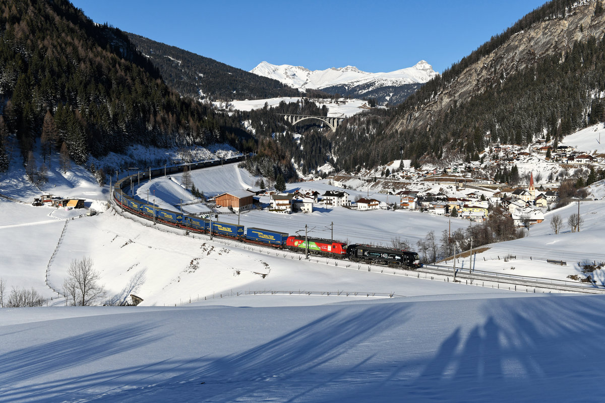 Die 193 710 von MRCE fährt inzwischen für FS Mercitalia Rail und ist hauptsächlich auf der Brennerachse zwischen Verona und München Nord im Einsatz. Die Seitenbeschriftung des Vectrons erinnert daran, dass Siemens bereits seit über 140 Jahren E-Loks entwickelt und herstellt. Gemeinsam mit der 193 309 von DB Cargo war sie am 08. Februar 2020 vor dem TEC 42142 nach Rostock Seehafen zu beobachten. Der einheitlich mit Aufliegern der Spedition LKW Walter beladene KLV-Zug wurde von mir bei Sankt Jodok in Tirol aufgenommen.  