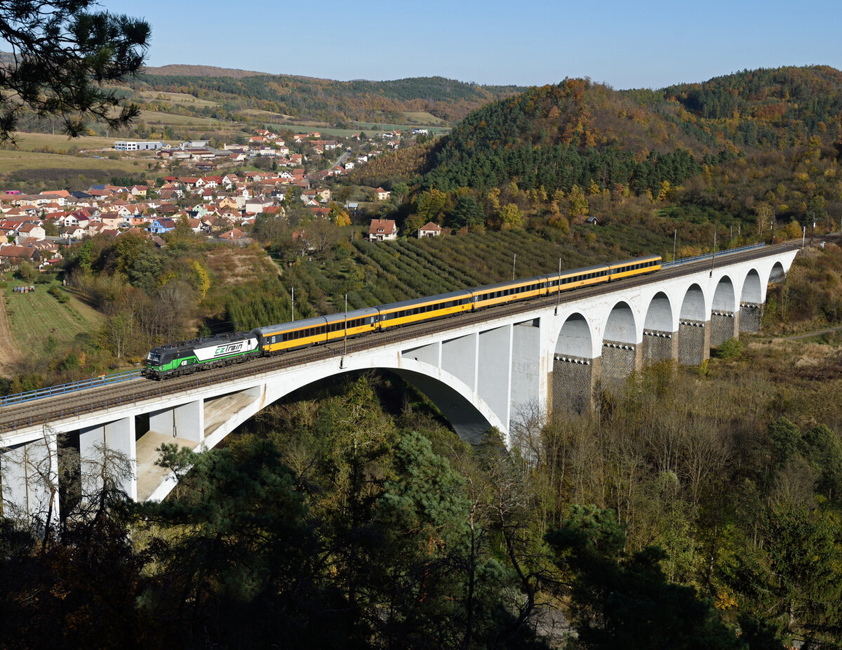 Die 193 725  überquerte am 25. Oktober 2021 mit dem Regiojet 1048  (Bratislava-Prag hl.n) die Most míru in Dolní Loučky. Die Brücke des Friedens welche rund 30 Meter hoch und 300 Meter lang ist, und deren 120 Meter langer Hauptbogen  als längster Eisenbetonbogen Tschechiens gilt.