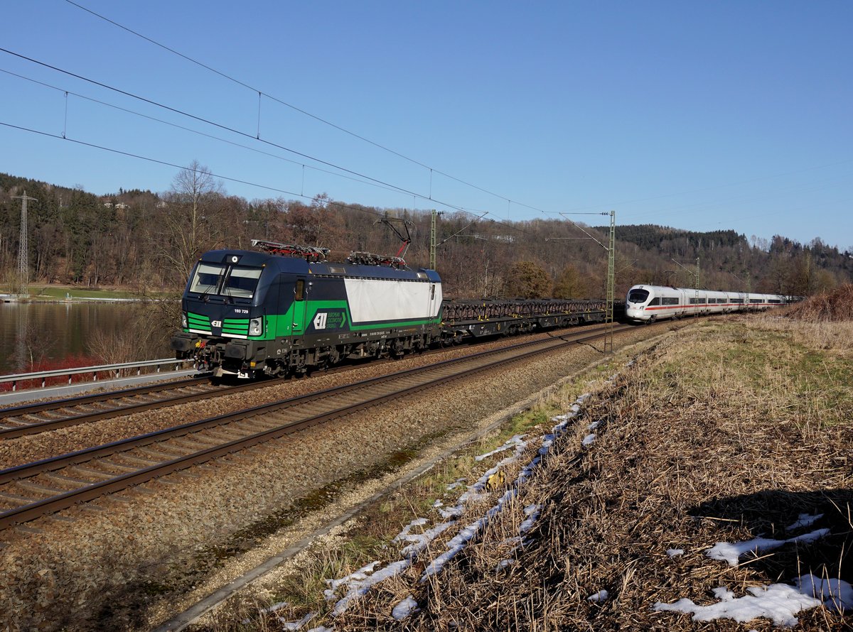 Die 193 729 mit einem Kupferzug und dein ICE-T nach Wien am 17.02.2019 unterwegs bei Sandbach.