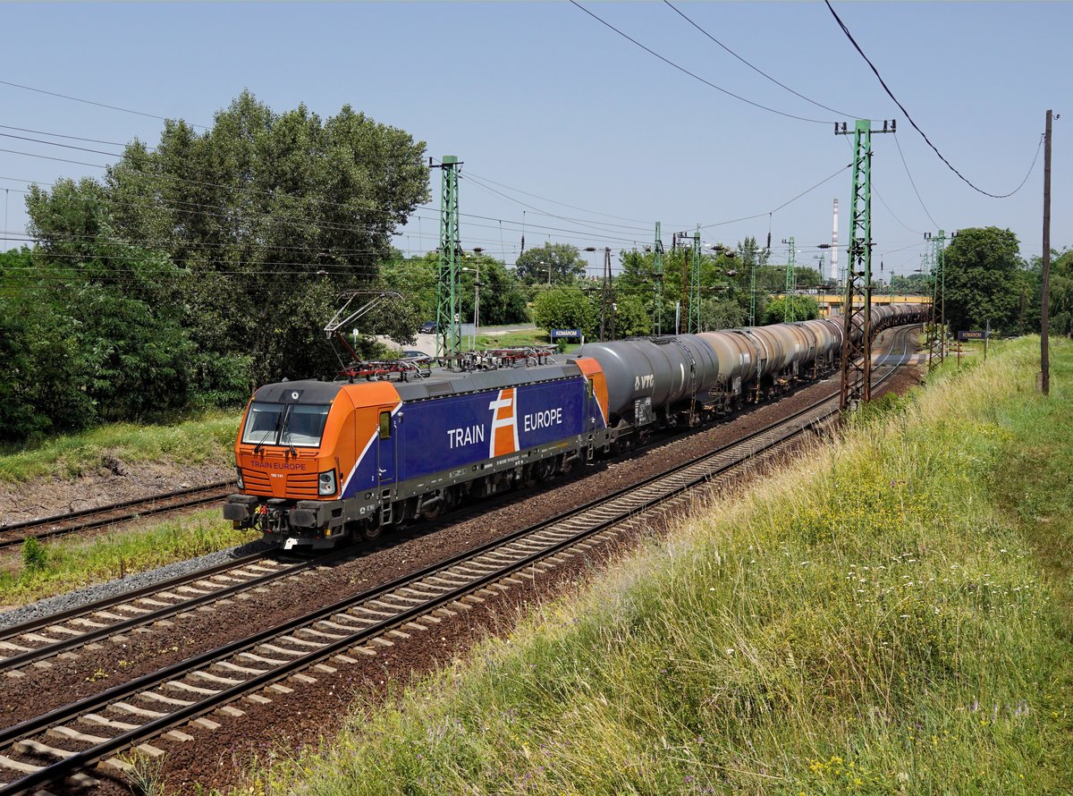 Die 193 741 mit einem Kesselzug am 30.06.2019 unterwegs bei Komárom.