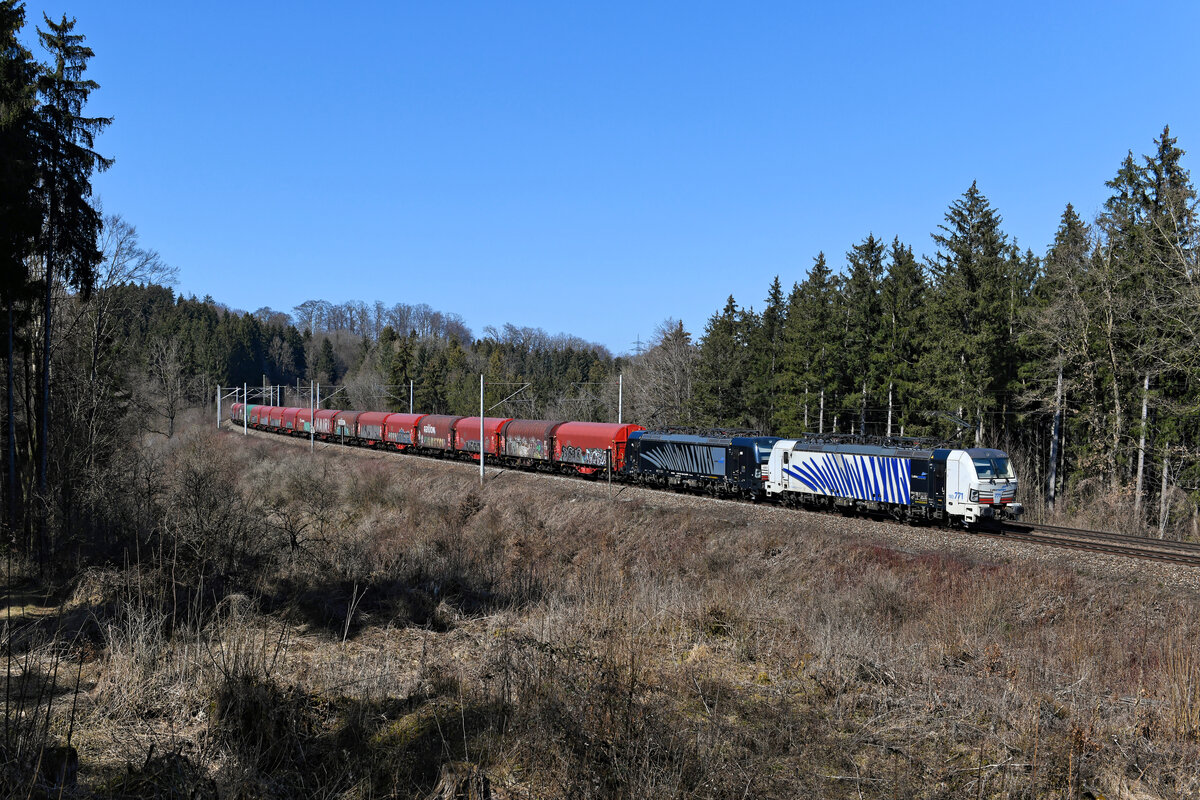 Die 193 771 und 666 von Lokomotion beförderten am 26. März 2021 eine Sonderleistung in Richtung Italien. Dabei handelte es sich um einen Ganzzug aus Waggons der Gattung Shimmns, die für Coiltransporte genutzt werden. Im Waldstück zwischen Grafing und Aßling gelang eine Aufnahme. 